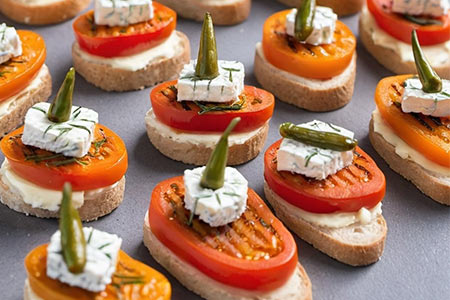 Canapés de poivrons grillés et fromage de chèvre : une entrée